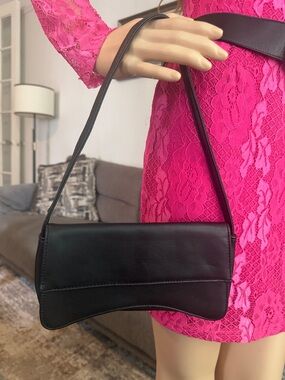 Classic Black Shoulder Bag - Sleek Minimal Design